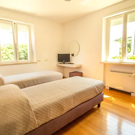 Livia شقة فندقية 4*