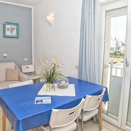 Livia شقة فندقية 4*